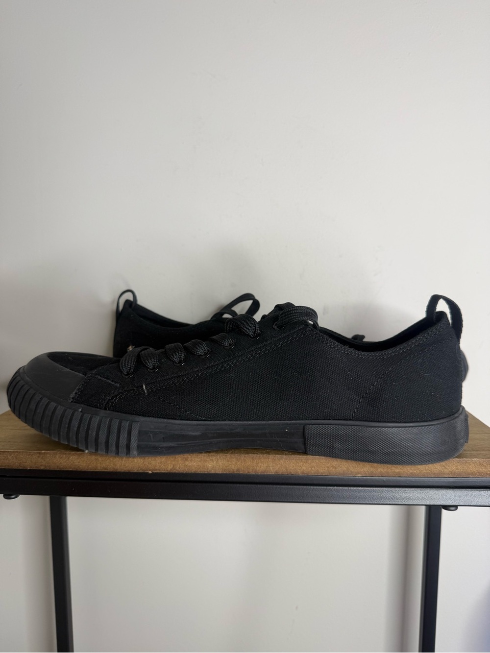 Levi's Men's Black Canvas Low-Top Sneakers with Red Insole Accent - Picture 3 of 8